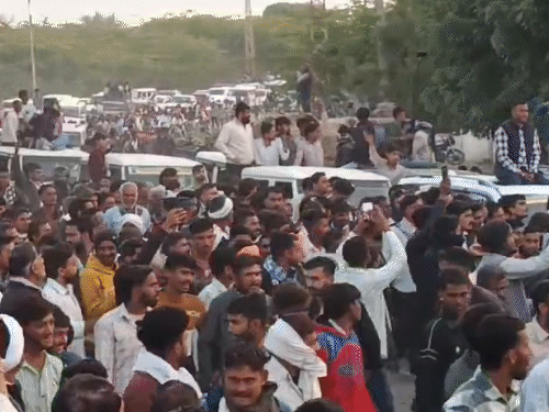 तस्वीर पादूकलां गांव की है। हनुमान बेनीवाल को देखने के लिए यहां समर्थकों की भीड़ जुट गई।