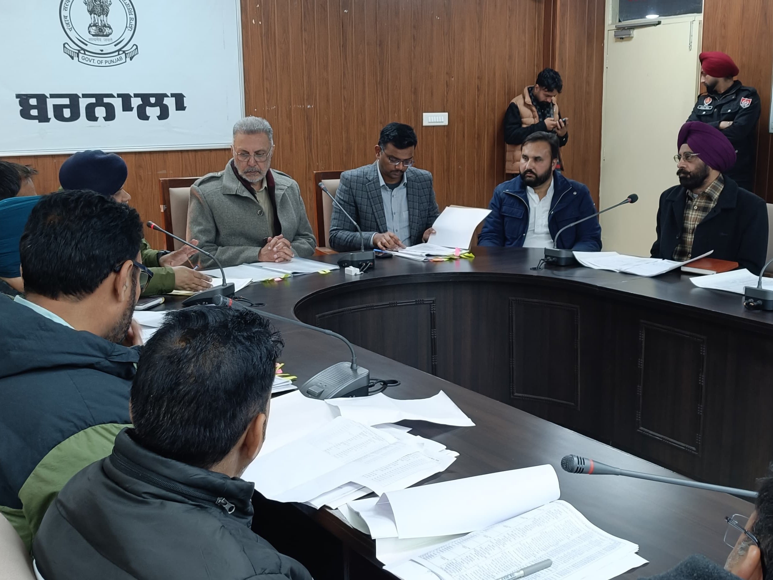 बरनाला में अधिकारियों के साथ मीटिंग करते स्वास्थ्य मंत्री डॉ. बलबीर सिंह।