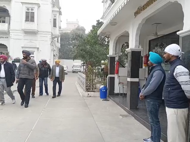 अमृतसर में एसजीपीसी दफ्तर पहुंची एसआईटी टीम। - Dainik Bhaskar