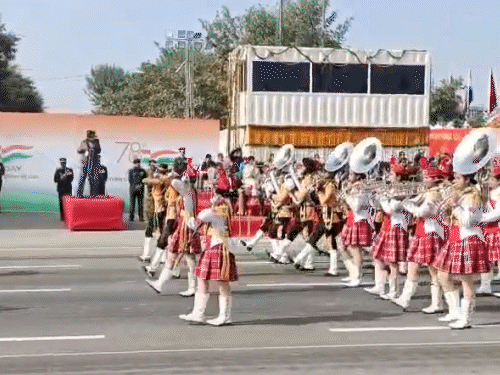 इन छात्राओं को बैंड में शामिल होने के लिए एकेडमिक रिकॉर्ड, लंबाई और अन्य शारीरिक मापदंड को क्लियर करना होता है।