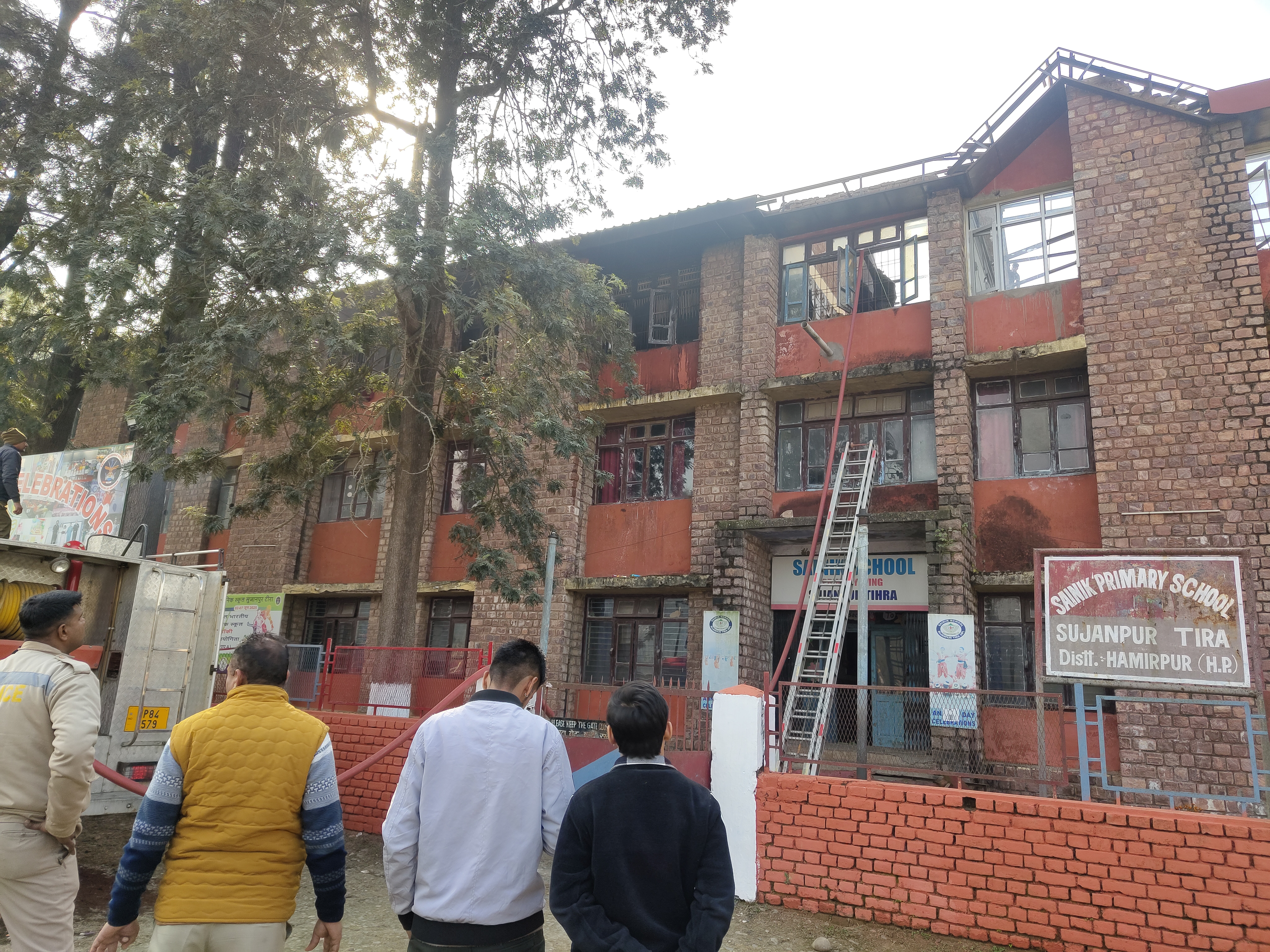 सुजानपुर में सैनिक स्कूल में लगी आग पर काबू पाते फायर ब्रिगेड कर्मचारी।