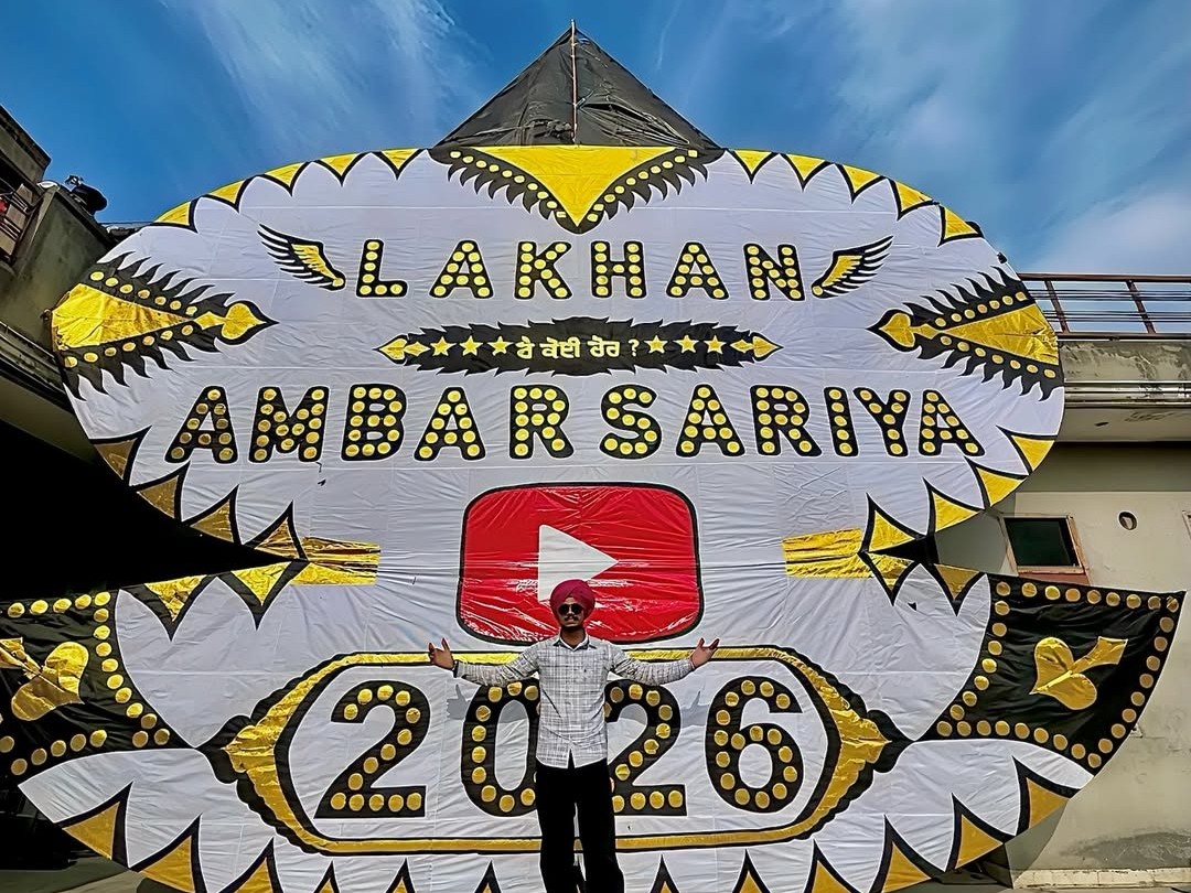 24 फिट की पतंग उड़ाने के लिए तैयार युवक।