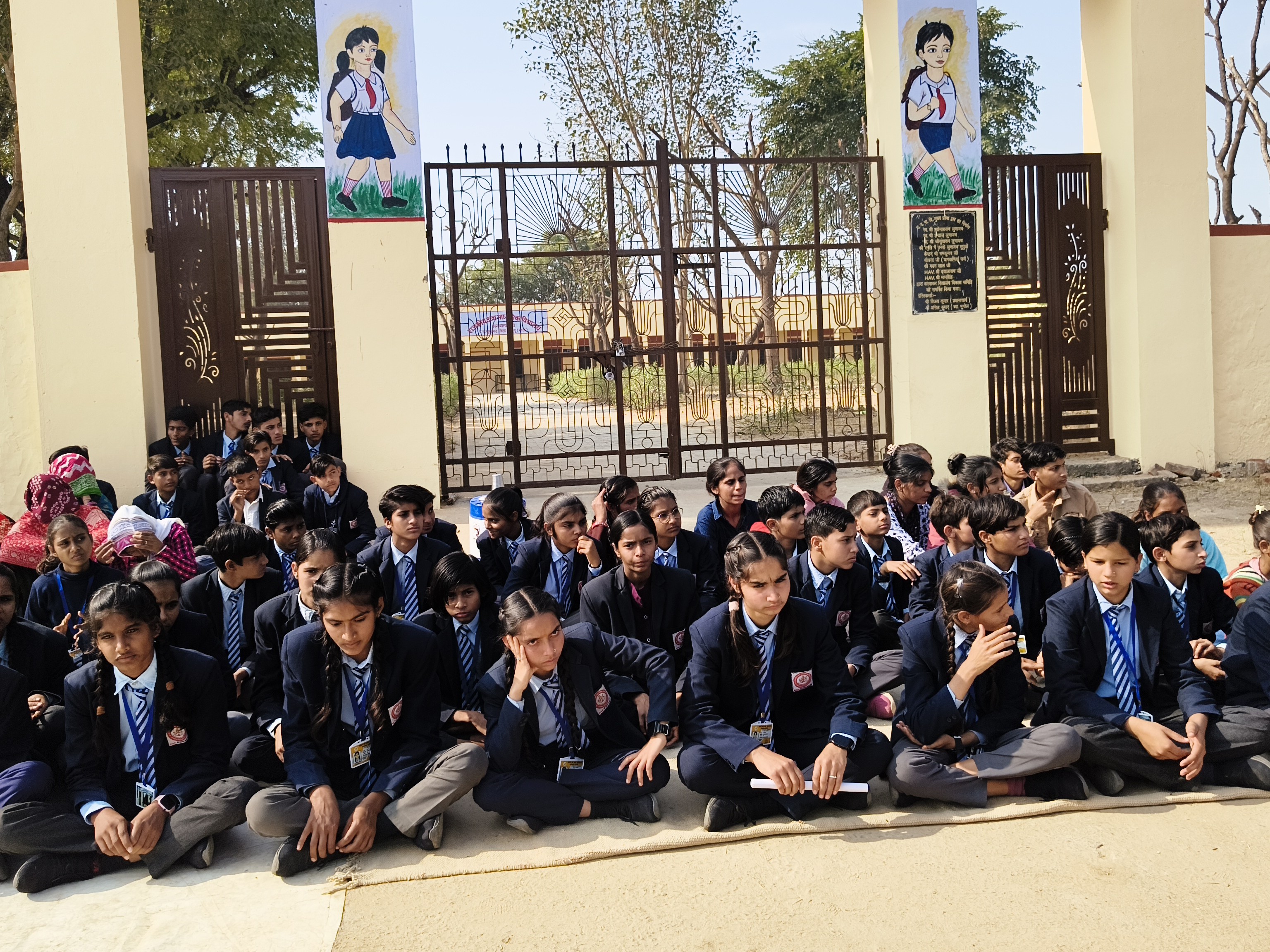 अगवान खुर्द में टीचर के ट्रांसफर के विरोध में ग्रामीणों और स्कूली बच्चों का धरना लगातार जारी है।