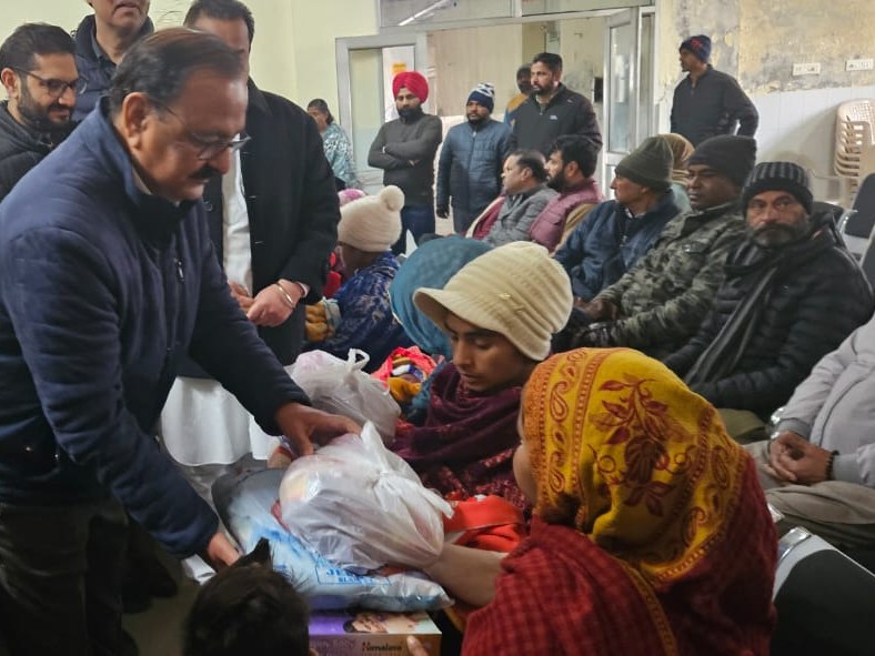 उपहार देकर परिजनों को लोहड़ी की दी बधाई।