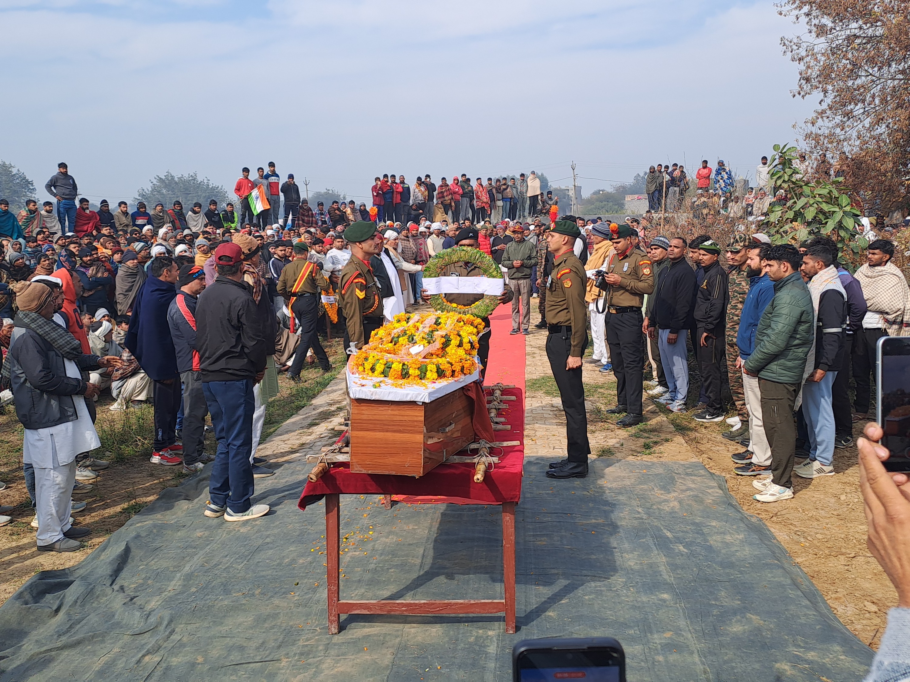हवलदार दीपक गोयत को श्रद्धांजलि देते हुए जवान और ग्रामीणों की लगी भीड़।दिल्ल