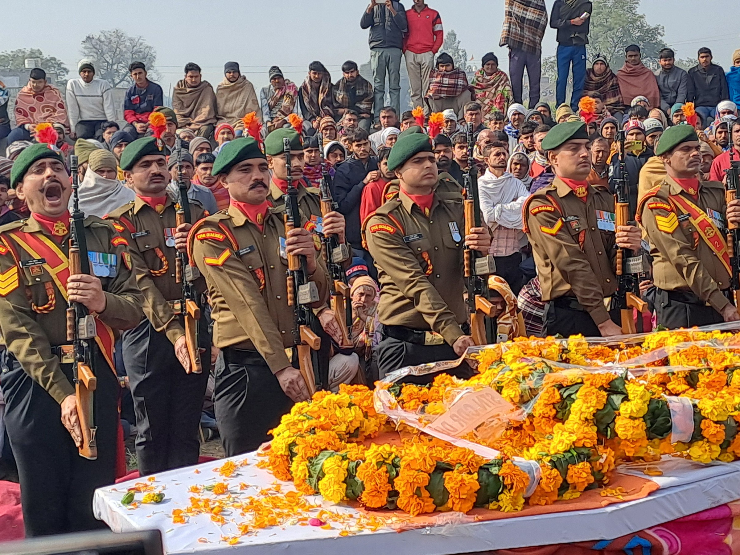 शहीद हवलदार दीपक गोयत के अंतिम संस्कार के समय सलामी देते हुए सेना के जवान।