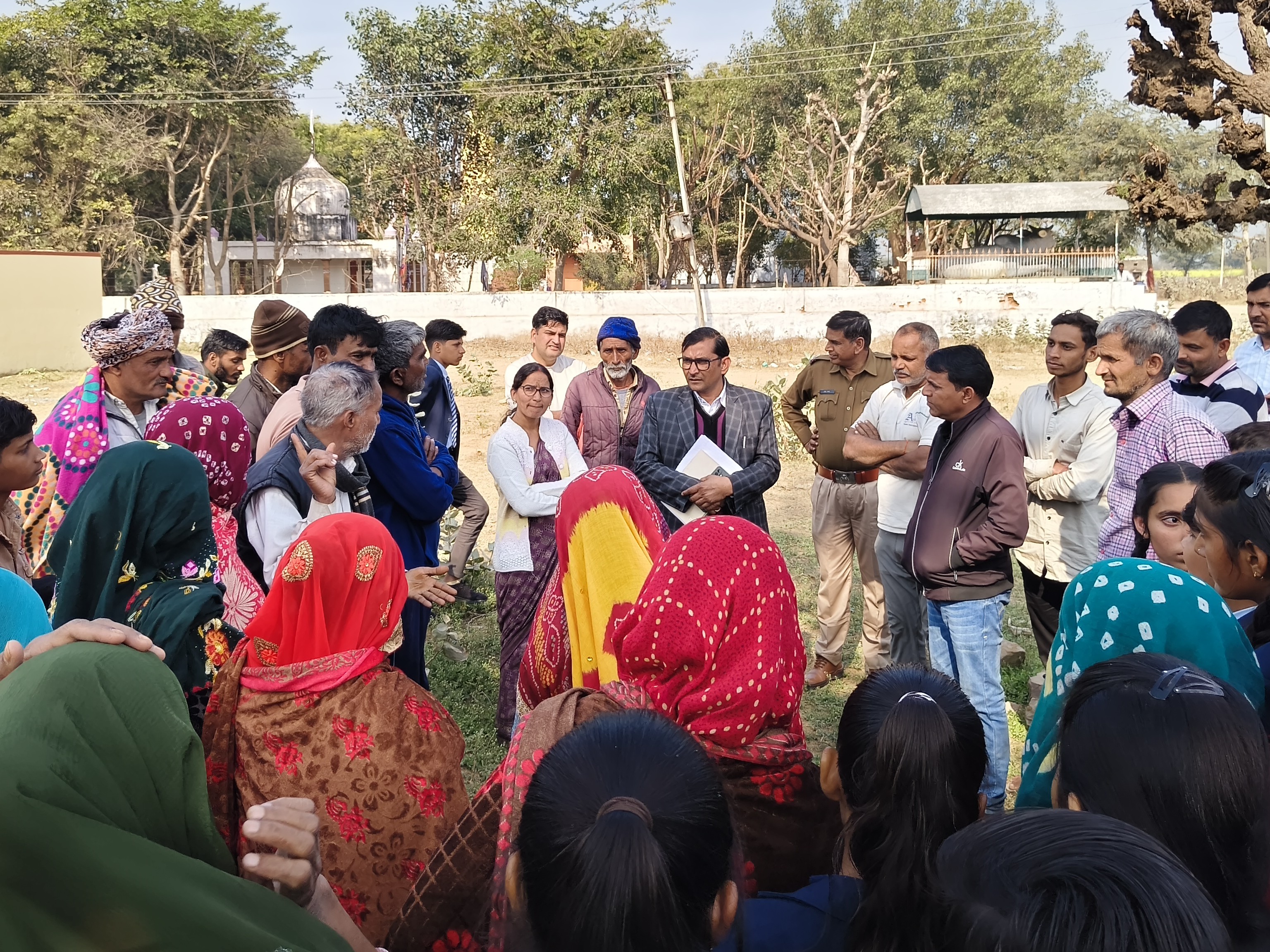 प्रशासनिक अधिकारी मौके पर पहुंचे और बच्चों और ग्रामीणों को समझाने का प्रयास किया