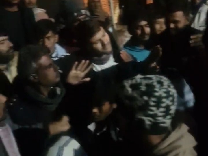 पुलिस ने ग्रामीणों को दी समझाइश।