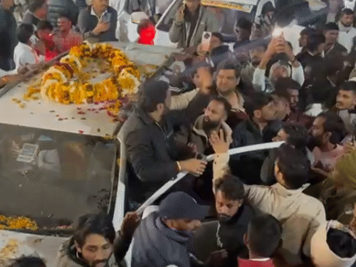 नागौर के अंतिम गांव बाड़ी घाटी में बेनीवाल का काफिला रुका। प्रशासन से हो सकती है वार्ता।