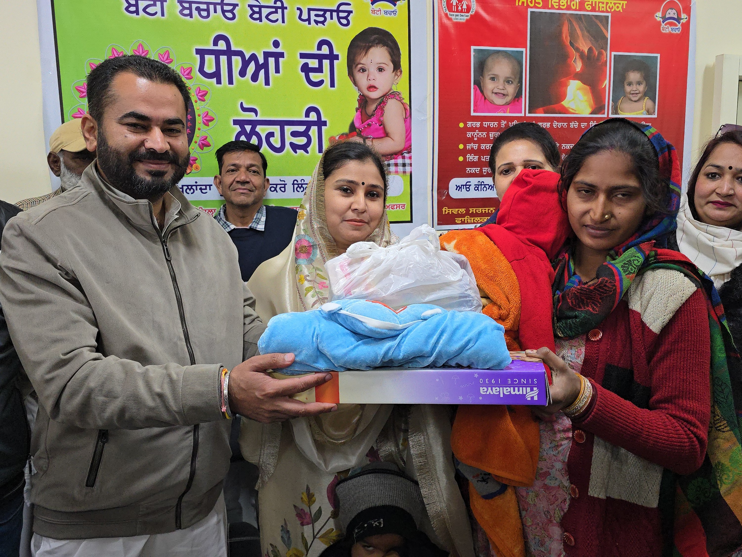 नवजात बच्ची की मां को लोहड़ी भेंटकर सम्मानित करते विधायक नरेंद्रपाल सवना।