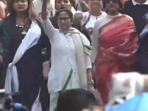 मुख्यमंत्री ममता बनर्जी के साथ सैकड़ों TMC कार्यकर्ता मार्च में शामिल हुए थे।