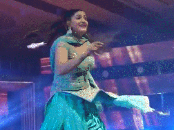 सपना चौधरी एक प्रोग्राम में परफॉर्मेंस देते हुए- फाइल फोटो।