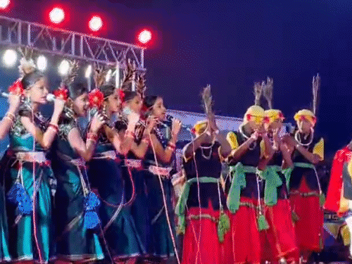 नेशनल रोवर्स-रेंजर्स जंबूरी में सांस्कृतिक कार्यक्रम की प्रस्तुति देते हुए प्रतिभागी।