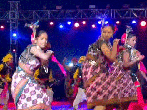 रोवर का अर्थ 16 से 25 वर्ष आयु वर्ग के युवक स्काउट्स से है, जबकि रेंजर 16 से 25 वर्ष आयु वर्ग की युवतियों को कहा जाता है।