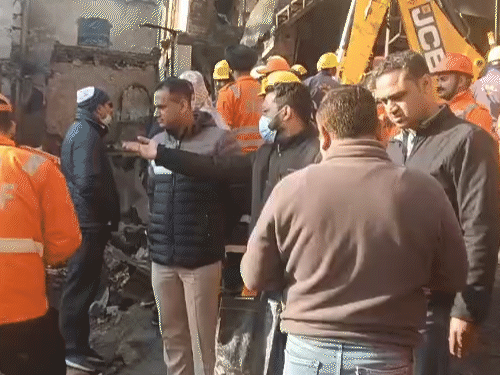 सर्च ऑपरेशन में जुटा रेस्क्यू दल।