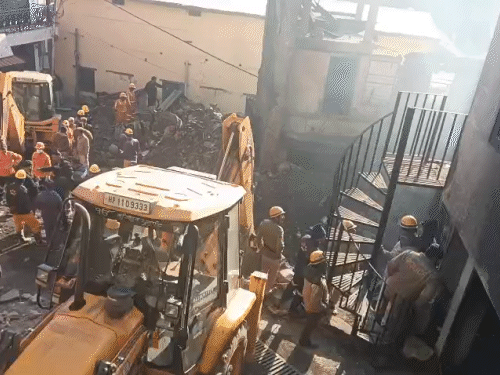 अर्की बाजार में आज सुबह दोबारा सर्च ऑपरेशन में जुटी जेसीबी और रेस्क्यू दल।