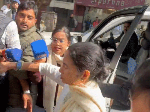 ममता 8 जनवरी को रेड के बीच में I-PAC के डायरेक्टर प्रतीक जैन के घर पहुंचीं थी। - Dainik Bhaskar