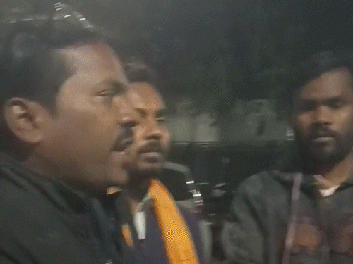 सिविल लाइन थाना पहुंचे बजरंग दल के सदस्य।