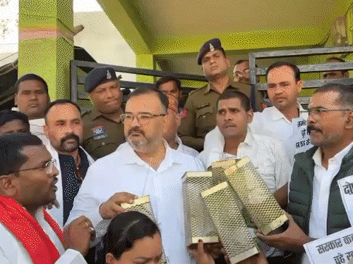 कवर्धा में 7 करोड़ का धान खराब हुआ। अधिकारी बोले- चूहे-दीमक खा गए।