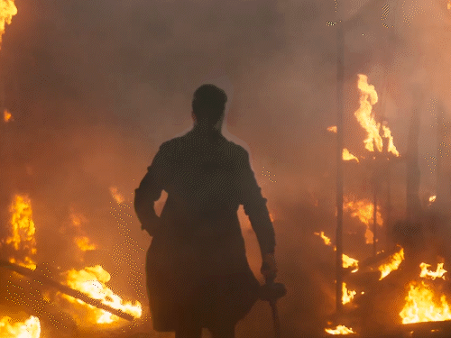 ફિલ્મ ટોક્સિકની વાર્તા યશ અને ગીતુ મોહનદાસે લખી છે અને તેનું ડિરેક્શન ગીતુ મોહનદાસે કર્યું છે.