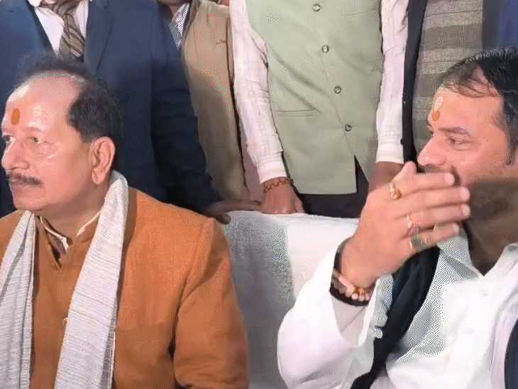 विजय सिन्हा के दही-चूड़ा भोज में तेजप्रताप यादव।