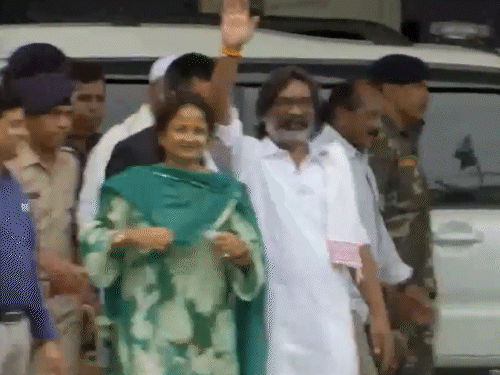 हेमंत सोरेन की यह तस्वीर 28 जून 2024 की है, जब वे लगभग 149 दिन जेल में रहने के बाद जमानत पर बाहर आए थे।