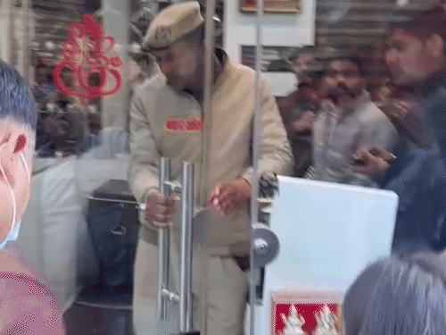 Police and the forensic team reached the jeweller’s shop and began an investigation.