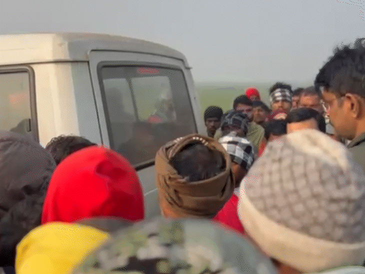 पुलिस ने भरोसा दिलाया कि जल्द अपराधियों को अरेस्ट कर लिया जाएगा। इसके बाद लोग ने प्रदर्शन बंद किया।