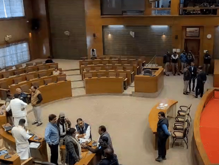 कांग्रेस के सभी पार्षद मीटिंग में पहुंचे, लेकिन बीजेपी का एक भी पार्षद नहीं आया। मेयर, अध्यक्ष भी नहीं आए। - Dainik Bhaskar