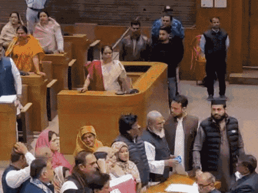 भोपाल नगर निगम की बैठक में गोमांस के मुद्दे पर कांग्रेस ने वॉक आउट किया।