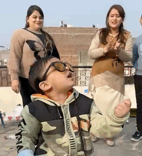 छोटा बच्चा पतंग उड़ाते हुए।