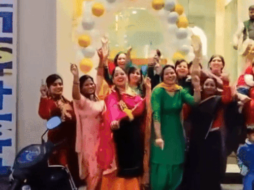 हिसार में नारी नारायणी फाउंडेशन की महिलाएं कार्यालय के बाहर आकर भी खूब नाचीं।