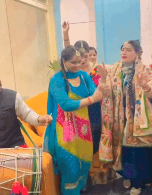 हिसार के नारी नारायणी फाउंडेशन की तरफ से लोहड़ी पर्व मनाया गया। यहां महिलाओं ने ढोल पर जमकर डांस किया।