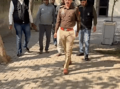 आरोपियों को गिरफ्तार कर ले जाती गुरुग्राम पुलिस।
