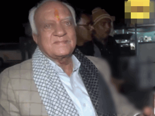पाली में कांग्रेस विधायक भीमराज भाटी एक रैनबसेरे का निरीक्षण करने पहुंचे तो वहां सफाईकर्मी दोस्तों के साथ शराब पार्टी करता मिला।