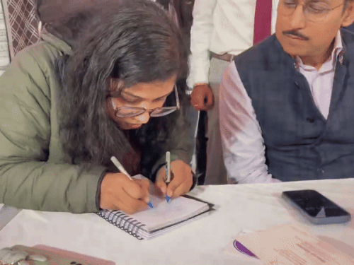 युवा दिवस पर झुंझुनूं की वंशिका ने खेल मंत्री के सामने दोनों हाथों से लिखने का हुनर दिखाया और प्रतिभा की चमक बिखेरी। वहीं दौसा में रात्रि चौपाल के दौरान बत्ती गुल हो गई।