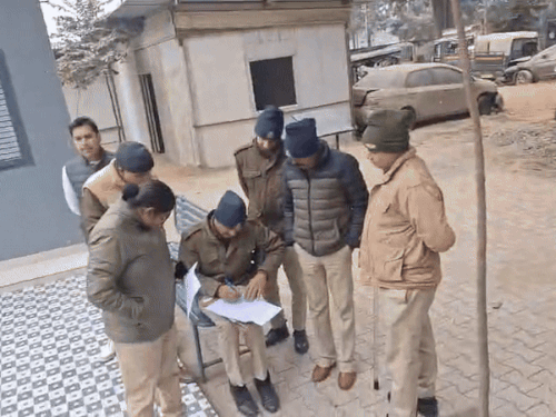 पार्षद सुमन शर्मा की भाभी कोमल शर्मा के खिलाफ कार्रवाई करती पंजाब पुलिस।