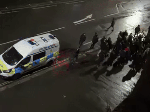 पाकिस्तानी ग्रूमिंग गैंग के सदस्य के फ्लैट के बाहर प्रदर्शन करते हुए सिख समुदाय के लोग। -