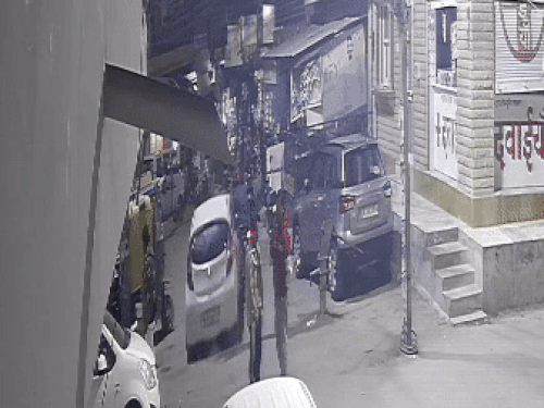 कार ने पहले बाइक सवार को टक्कर मारी। फिर आगे बढ़ती चली गई।