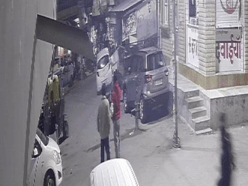 बुजुर्ग महिला पर चढ़ने के बाद कार रुक गई। आसपास मौजूद लोग घटनास्थल पर पहुंचे।