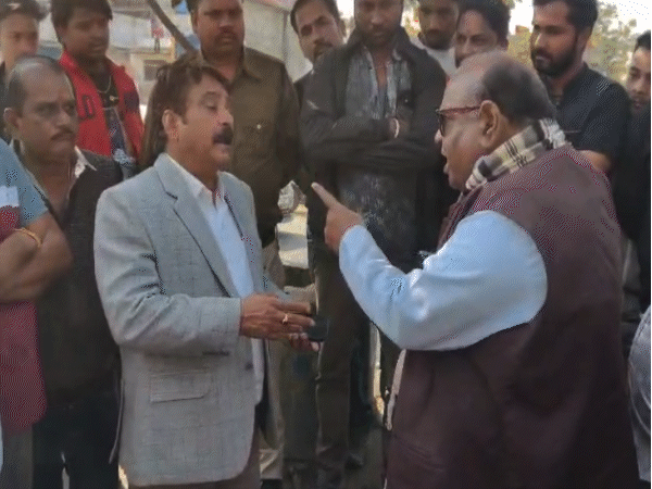 रतलाम में भाजपा के पूर्व जिला अध्यक्ष नगर निगम कमिश्नर को सरेआम धमकाते नजर आए।
