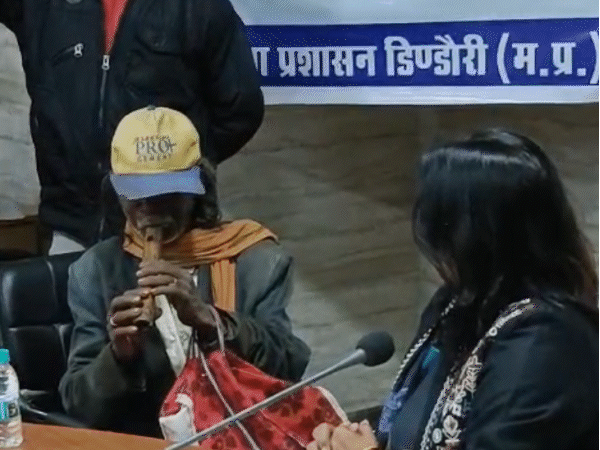 किसान ने कलेक्टर के सामने बांसुरी बजाकर अपनी समस्या सुनाई।