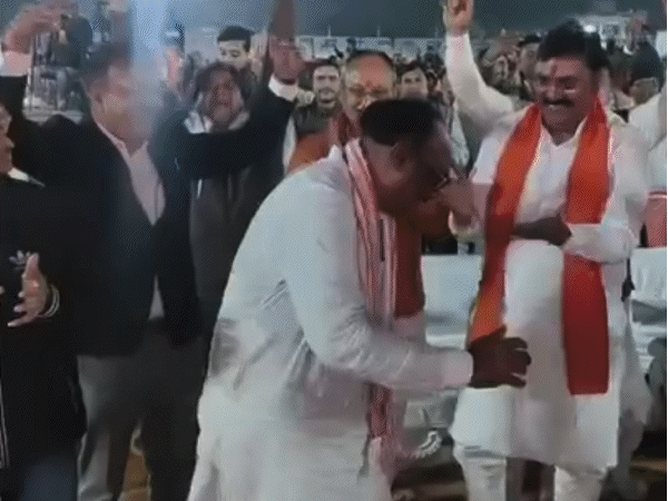 केंद्रीय मंत्री दुर्गादास उइके और पूर्व मंत्री कमल पटेल भजनों पर जमकर झूमे।