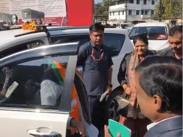 उमरिया में एएनएम को नर्सिंग कैडर नहीं मिलने के सवाल पर डिप्टी सीएम बचते नजर आए।