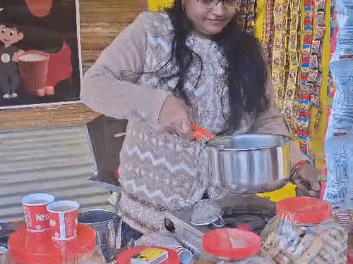पूनम ने माघ मेले में ग्रेजुएट चाय वाली के नाम से स्टॉल लगाया है।