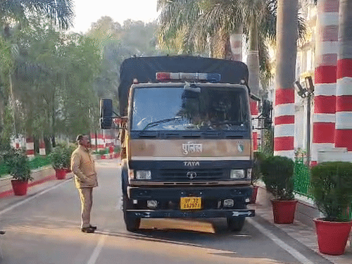 KGMU में अपर्णा यादव और समर्थकों के उत्पात मचाने के बाद कैंपस में पीएससी तैनात की गई है।