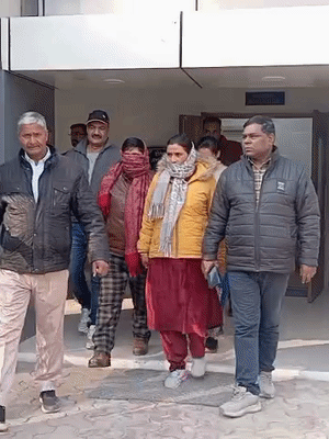 एंटी करप्शन की टीम ने महिला दरोगा को रिश्वत लेते हुए पकड़ा है। लाल रंग के दुपट्टे में महिला दरोगा ने चेहरा छिपा रखा है।