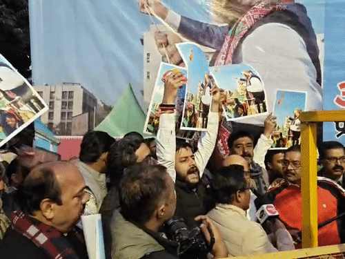 प्रदेश कांग्रेस अध्यक्ष अजय राय और कार्यकर्ताओं को हजरतगंज स्थित दक्षिण मुखी हनुमान मंदिर जाने से रोक दिया गया।