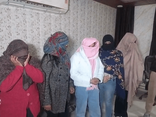 पकड़ी गई युवतियों को ह्यूमन ट्रैफिकिंग यूनिट के दफ्तर ले जाया गया।