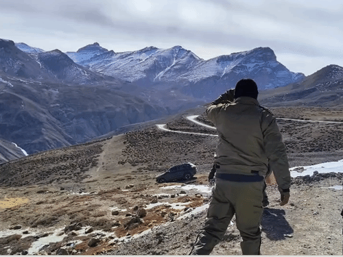 तलाश के दौरान लद्दाख पुलिस को कार मेन रोड से 20 फीट नीचे मिली।